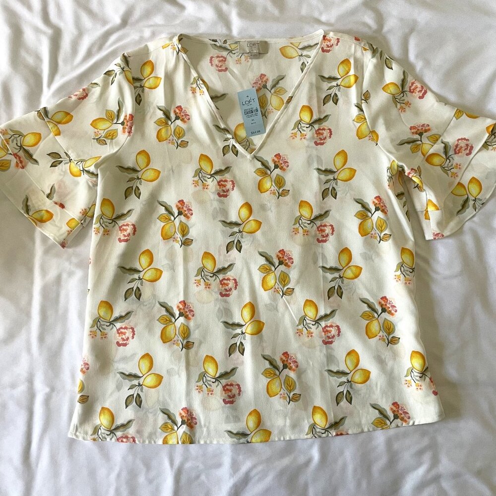 Ann Taylor LOFT lemon print short sleeve blouse, size M / MP